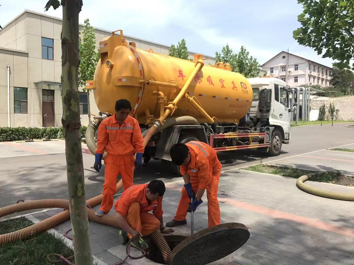 绥滨管道疏通车停在窨井附近