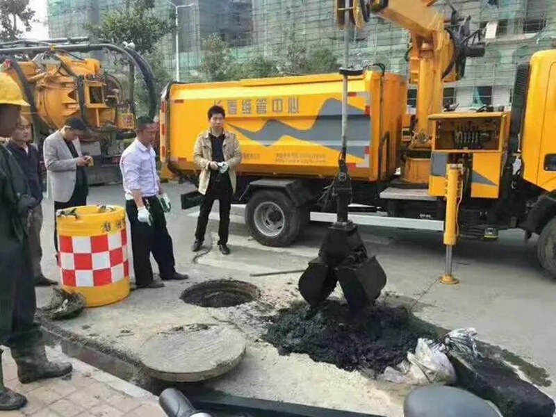 绥滨街道：网格员化身“清道夫”，为民解忧疏通“堵心”化粪池