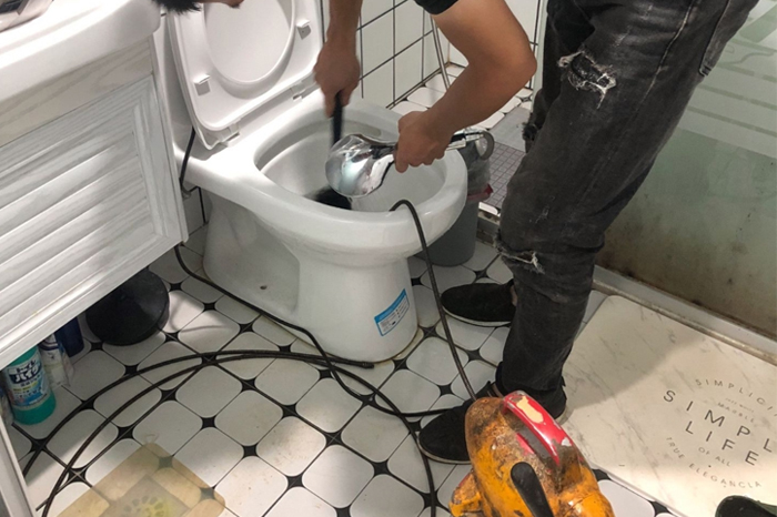 绥滨马桶堵塞自己疏通还是找师傅?专业上门服务让你省时更省心